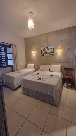 标准三人房 | 遮光窗帘、免费 WiFi、床单