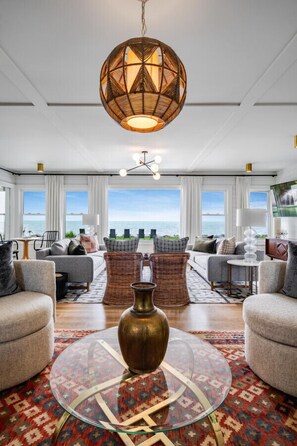 Smart-TV, peis og bøker