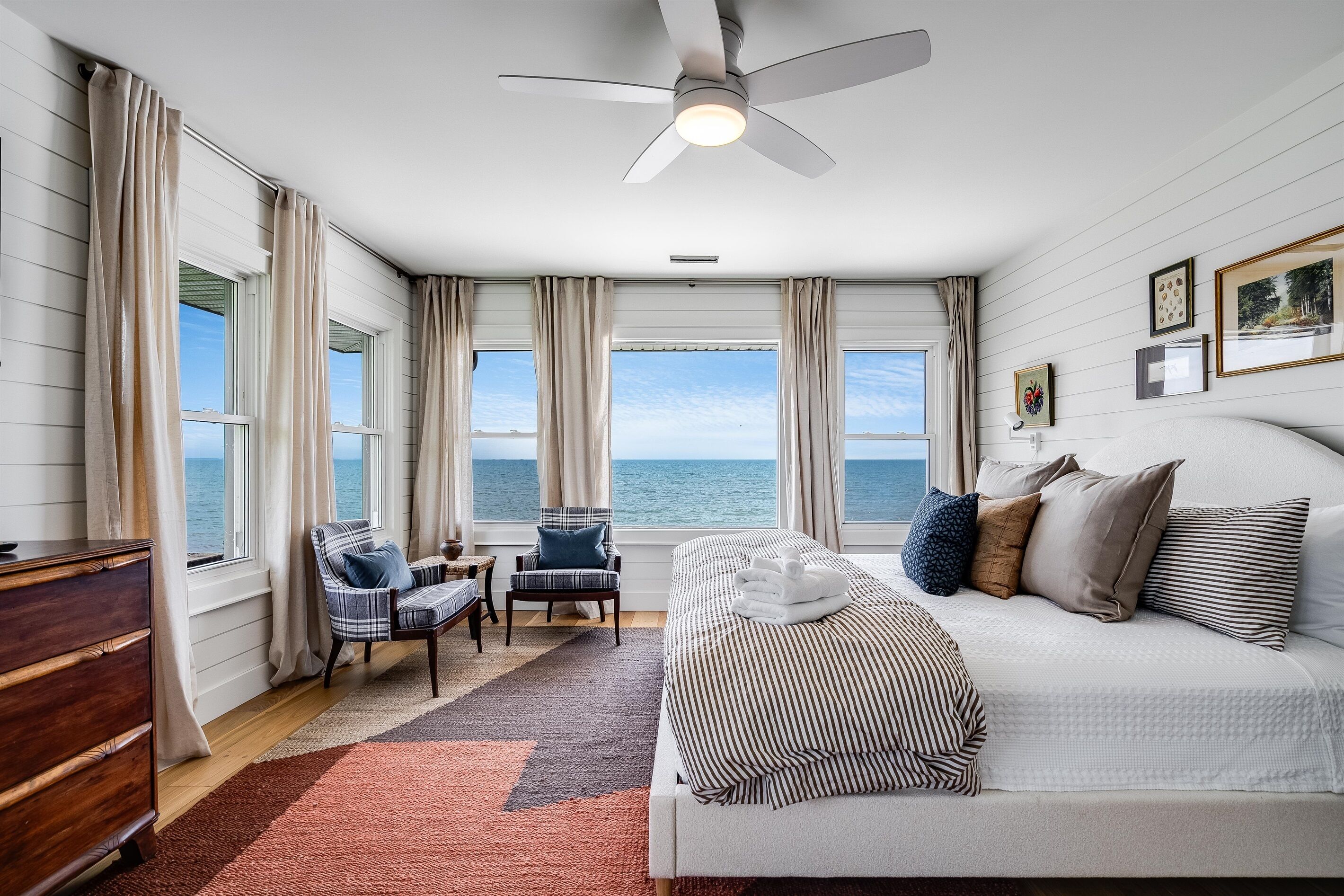 4 makuuhuonetta, työpöytä, silitysrauta/-lauta, ilmainen Wi-Fi