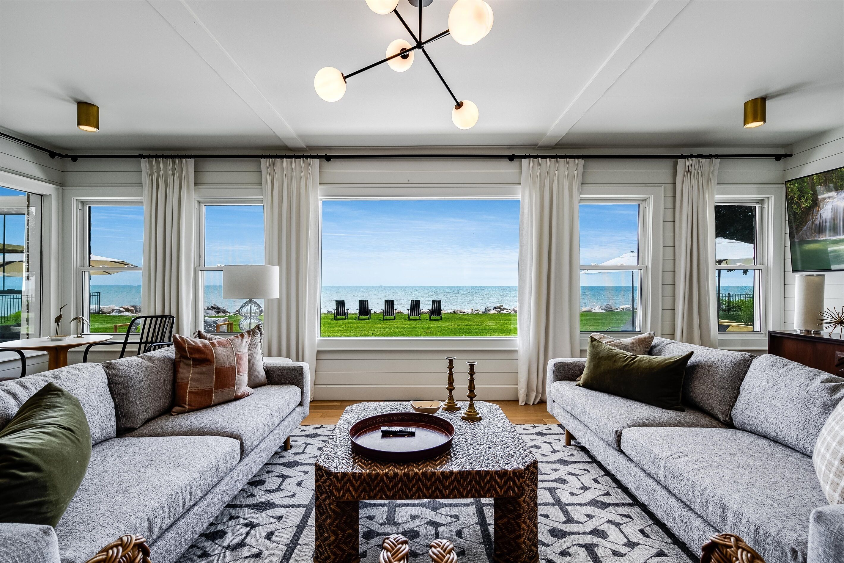 Smart TV, chimenea, libros