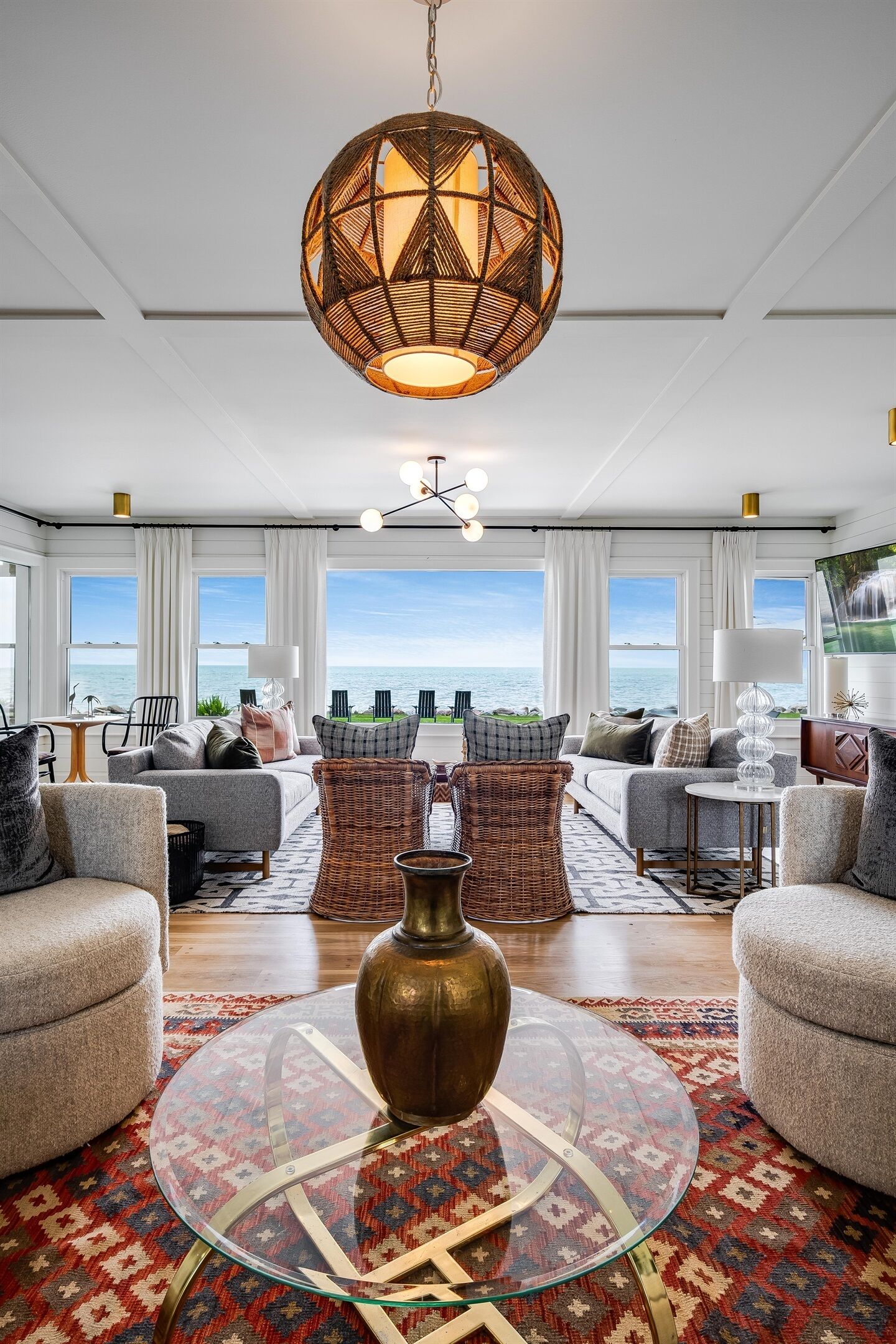 TV connectée, cheminée, livres