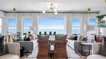 TV connectée, cheminée, livres