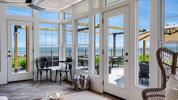 TV connectée, cheminée, livres