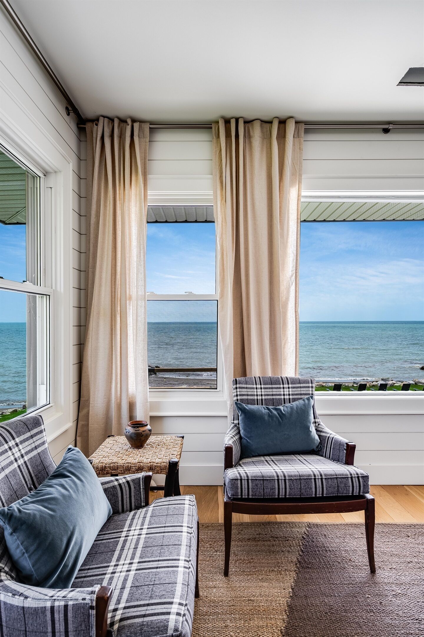 TV connectée, cheminée, livres