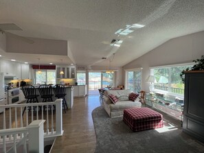 Smart TV, lareira, aparelho de som