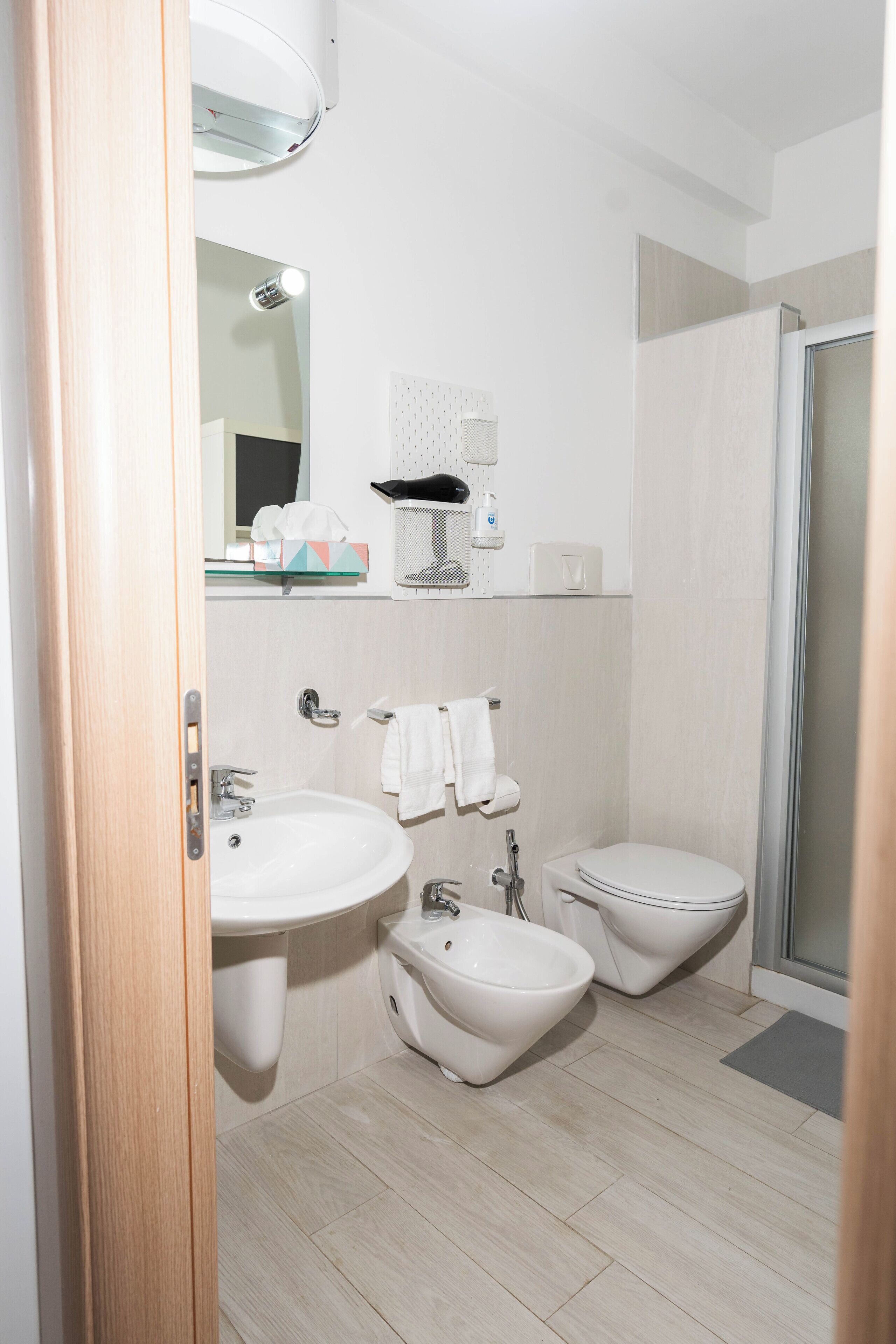 Un baño moderno con lavamanos, bidé e inodoro.