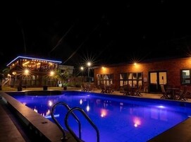 Piscina externa, funciona das 6h30 às 22h, guarda-sóis, espreguiçadeiras