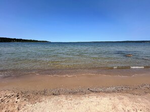 Ranta lähistöllä, aurinkotuoleja, rantapyyhkeitä