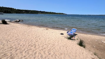 Plage à proximité, chaises longues, serviettes de plage