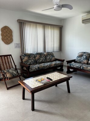 Smart-tv och ett bordtennisbord