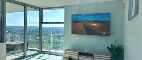 Apartamento superior, 2 habitaciones, no fumadores, vistas a la ciudad | Zona de estar | Smart TV de 40 pulgadas con canales por satélite