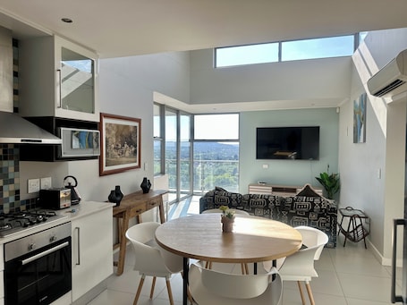 高级公寓, 2 间卧室, 无烟房, 城市景观 | 起居区 | 40-英寸智能电视(配备卫星频道)