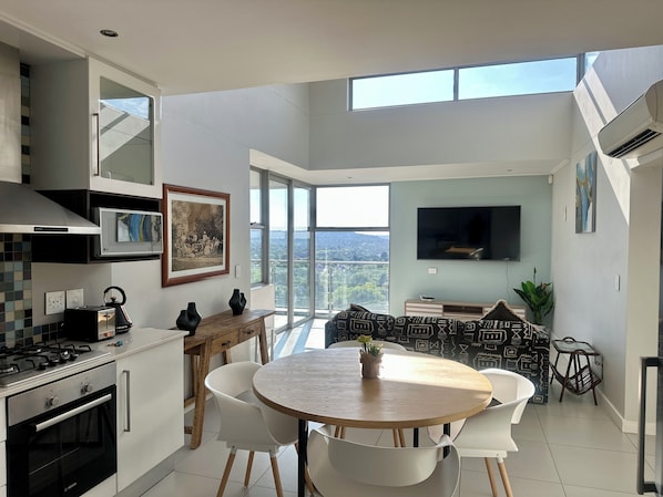 高级公寓, 2 间卧室, 无烟房, 城市景观 | 起居区 | 40-英寸智能电视(配备卫星频道)