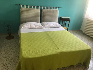 2 bedrooms, desk, free WiFi, bed sheets