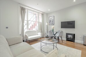 Smart TV, fireplace