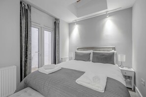 2 slaapkamers, een bureau, een strijkplank/strijkijzer, reisbedje