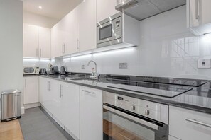 Geladeira, micro-ondas, fogão, cooktop