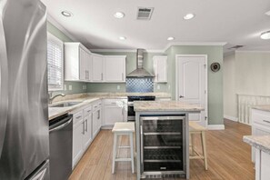 Køleskab, mikrobølgeovn, ovn, kogeplade