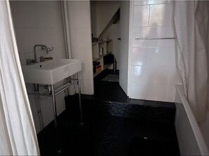 Haartrockner, Handtücher, Seife, Toilettenpapier