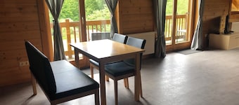 Idyllisches Ferienhaus mit Gatensitzplatz. Haustiere Willkommen!