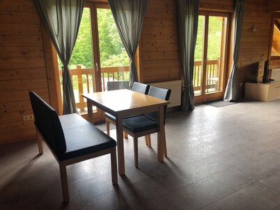 Idyllisches Ferienhaus mit Gatensitzplatz. Haustiere Willkommen!