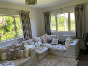 Living area - Relax at the cottage 10 min drive from Dingle and stroll to the strand. (Dingle)