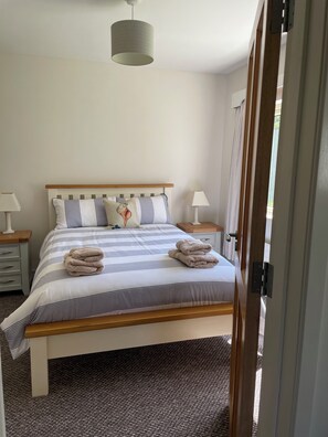4 bedrooms, WiFi, bed sheets - Relax at the cottage 10 min drive from Dingle and stroll to the strand. (Dingle)