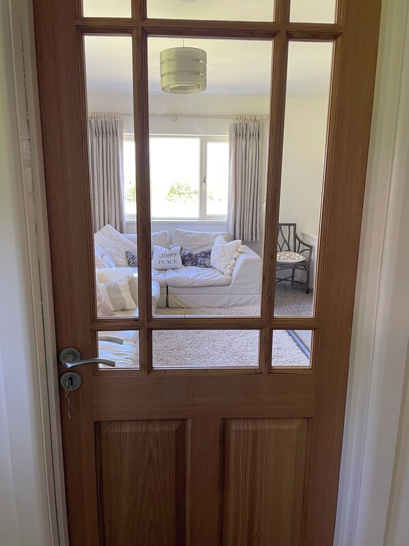 Living area - Relax at the cottage 10 min drive from Dingle and stroll to the strand. (Dingle)