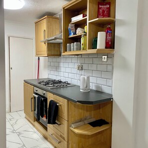 Kjøleskap, mikrobølgeovn, ovn og kokeplater