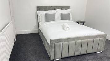 3 bedrooms, in-room safe, desk, iron/ironing board