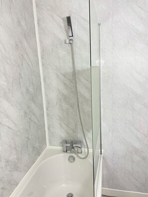 Secador de pelo, toallas, jabón, papel higiénico