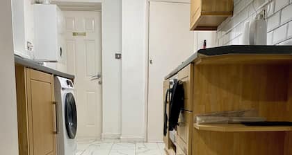 Chatham cosy 3 bedroom with free WiFi & parking