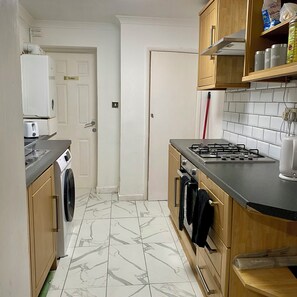 Kjøleskap, mikrobølgeovn, ovn og kokeplater