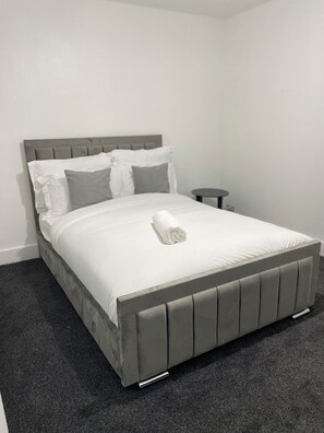 3 quartos, cofres nos quartos, escrivaninha