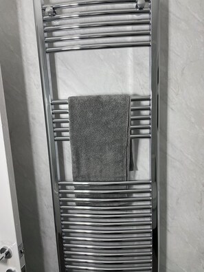 Secador de pelo, toallas, jabón y papel higiénico