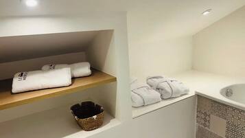 Hårføner, håndklær, såpe og sjampo