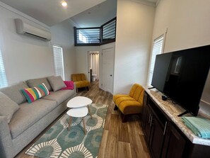 高級小屋 | 起居區 | 32-吋智慧型電視、數位頻道、Netflix、Hulu