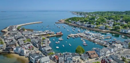 Marina. Newly Renovated 2BR Rockport Home w/ parking Steps to Back Beach+Bearskin Neck!