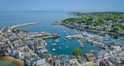 Newly Renovated 2BR Rockport Home w/ parking Steps to Back Beach+Bearskin Neck!