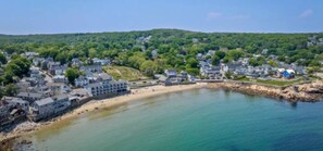 Nær stranden og solsenger