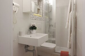 Dusche, Haartrockner, Handtücher, Seife