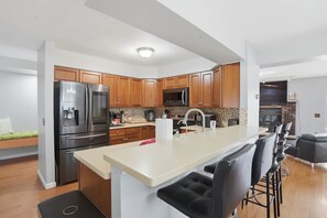 Fridge, microwave, oven, stovetop - Summit Sanctuary: EV Ready Mountain Views (Poughkeepsie)