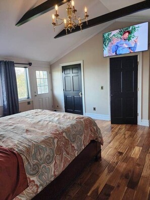 4 soveværelser, pengeskab på værelset, skrivebord, strygejern/strygebræt