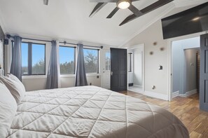 4 bedrooms, in-room safe, iron/ironing board, free WiFi