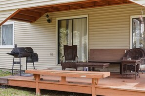 Outdoor dining - Summit Sanctuary: EV Ready Mountain Views (Poughkeepsie)