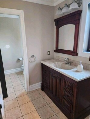 Bruser, hårtørrer, håndklæder, Sæbe