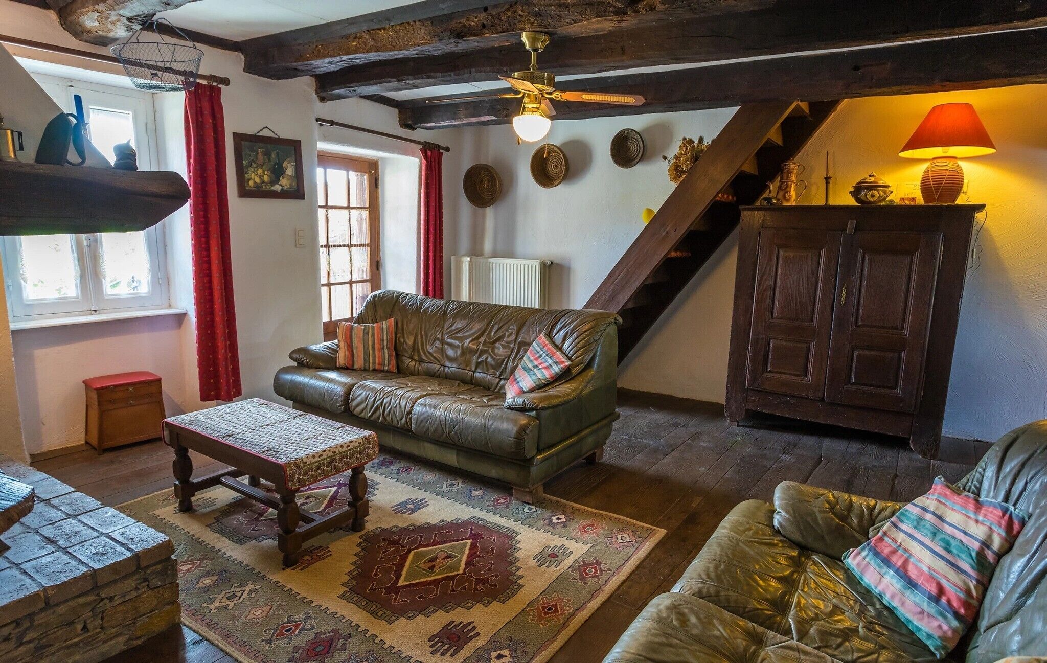 Televisie, een open haard en een tafeltennistafel