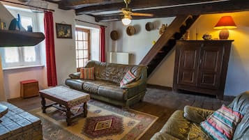 Televisie, een open haard en een tafeltennistafel