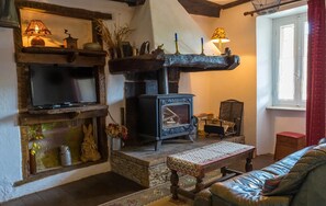 TV, fireplace, ping pong - Holiday Home 'Gîte Enzo' with Private Terrace, Private Garden and Balcony (Cabanes)