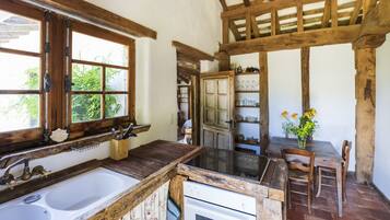 Fridge, oven, stovetop, coffee/tea maker